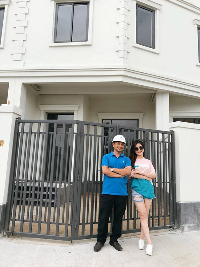 Tháng 3.2019, Hương Tràm chia sẻ hình ảnh căn biệt thự 4 tầng nằm ở Quận 2, Tp.HCM có giá khoảng 20 tỷ đồng sau 6 năm bước vào showbiz.
