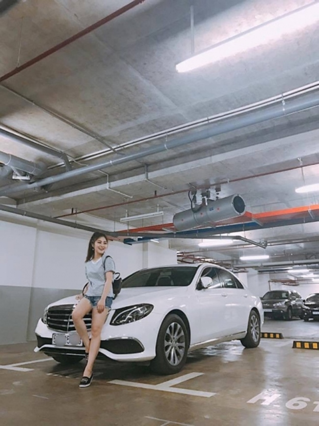 Trước khi xây biệt thự, giọng ca 25 tuổi đã sắm được xe hơi và căn hộ riêng giá 3 tỷ. Tuy nhiên, khi quyết định sang Mỹ du học, Hương Tràm đã bán nhà và xe.