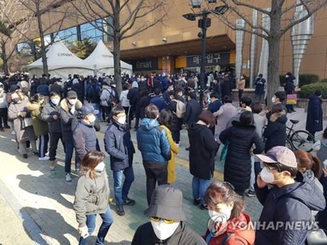 Sau khi có hàng trăm ca dương tính với Covid-19, sáng đầu tuần, ngày 24/2, nhiều cư dân ở Daegu đã xếp hàng dài cả trăm mét để chờ mua khẩu trang.