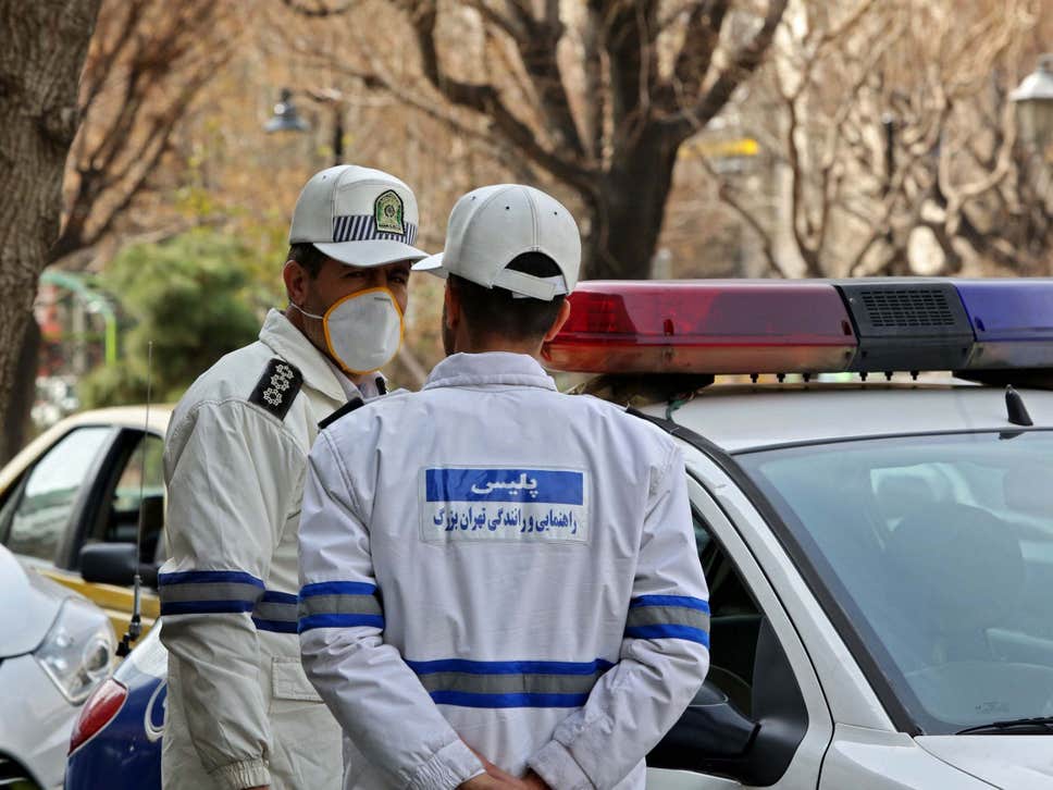 Nhân viên ứng phó khẩn cấp của Iran mặc đồ bảo hộ và đeo khẩu trang ở thủ đô Tehran.