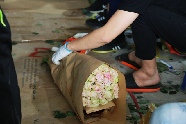 Hoa hồng Đà Lạt rớt giá thảm trong nhiều ngày liên tiếp do ảnh hưởng dịch Covid -19