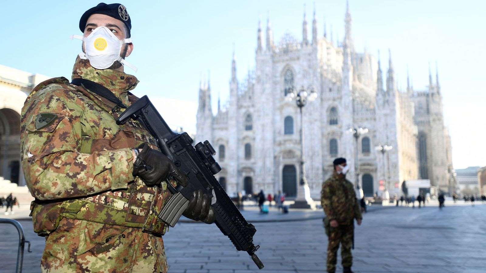 Binh sĩ&nbsp;đeo khẩu trang y tế giữ an ninh&nbsp;bên ngoài thánh đường&nbsp;Duomo ở&nbsp;thành phố Milan, Ý (Ảnh: Sky News)