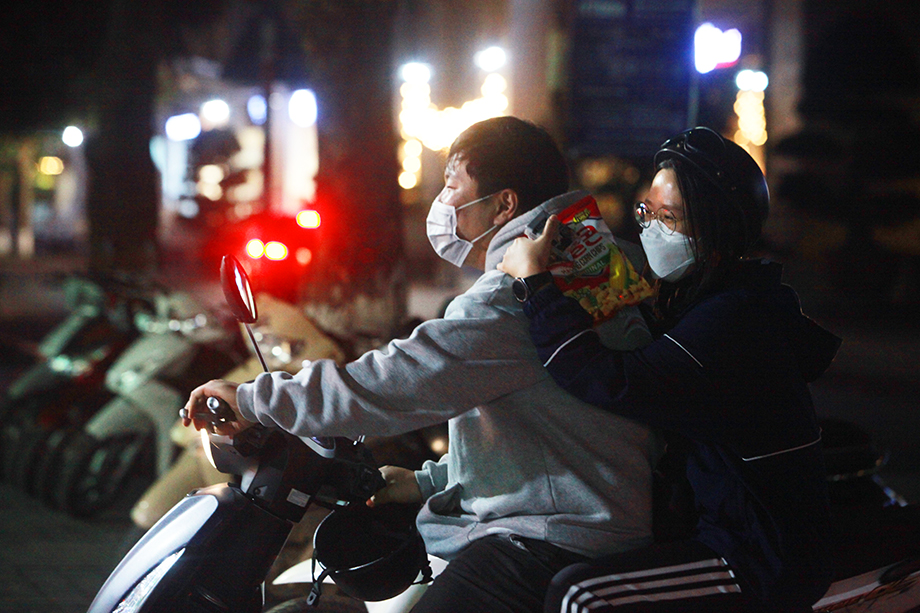 Dịch Covid-19: Nếp sinh hoạt ngày - đêm kỳ lạ ở “phố Hàn” giữa Hà Nội - 8