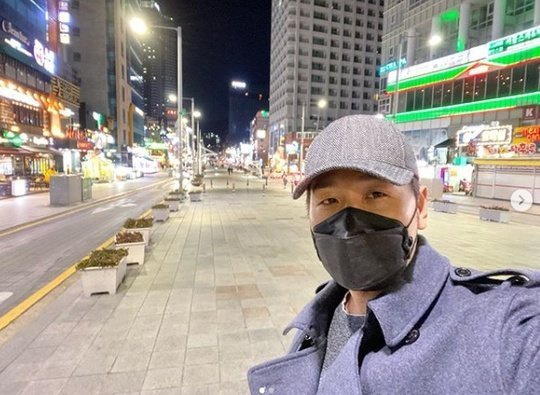 Kim Poong đi công tác ở Busan, đăng ảnh đường phố vắng vẻ