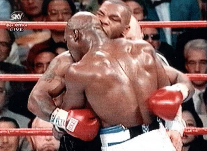 Mike Tyson cắn tai Evander Holyfield trong trận đấu năm 1997