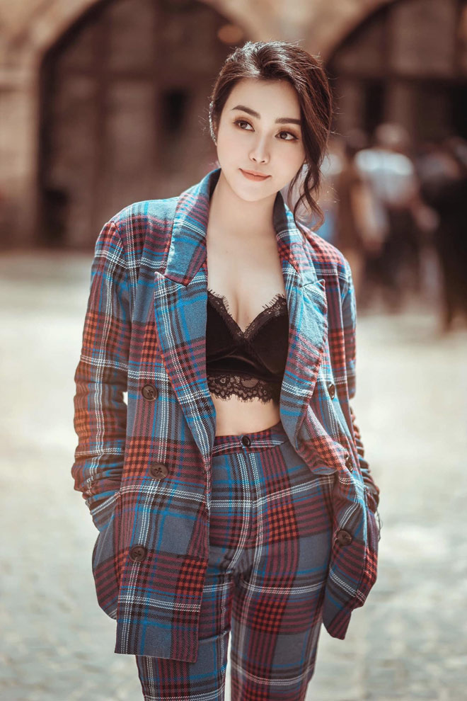 Nắm trong tay hai tấm bằng đại học, Trúc Linh sau đó cũng như bao cô gái kết hôn ở độ tuổi xinh đẹp nhất.