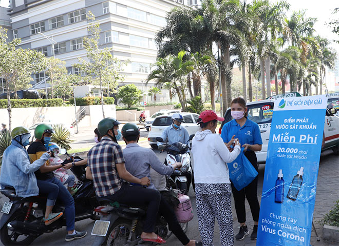  Nhân viên đang hướng dẫn người dân sử dụng nước ion axit sát khuẩn