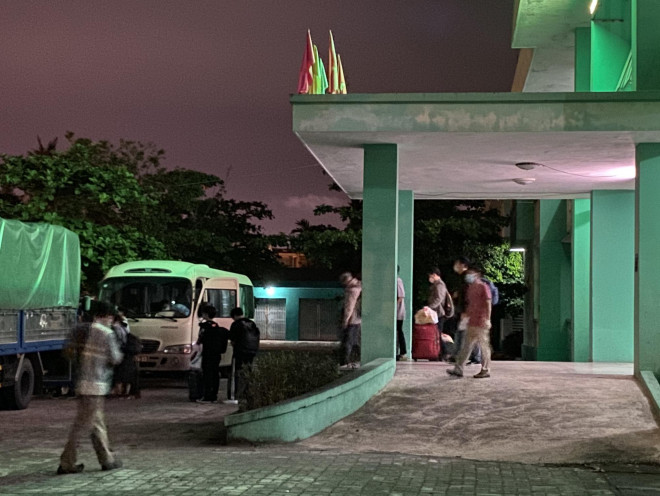Đoàn khách Hàn Quốc di chuyển từ bên trong khu cách ly ở Bệnh viện Phổi Đà Nẵng ra tiền sảnh để lên ô tô