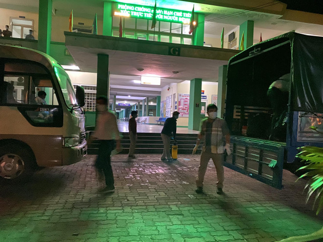 Đà Nẵng bố trí 1 xe khách cùng 1 xe tải chở Hàn để đưa đoàn đến sân bay