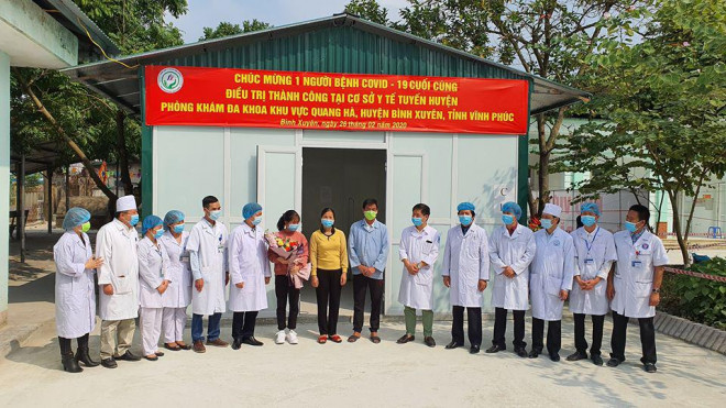 Lễ công bố điều trị thành công bệnh nhân cuối cùng nhiễm Covid-19 tại phòng khám.