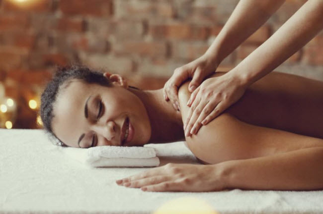 Đánh thức các giác quan: Chúng ta có 6 giác quan và việc đánh thức tất cả các giác quan này có tác dụng hâm nóng “chuyện ấy” rất hiệu quả. Bạn có thể chọn một giác quan để hấp dẫn người bạn đời. Ví du: mở một bài hát trữ tình và liếc nhìn vào mắt đối phương hay mát-xa toàn bộ cơ thể cho nhau.
