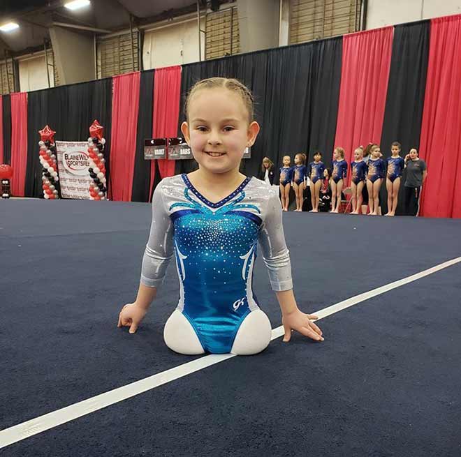 Cô bé 8 tuổi Paige Calendine sinh ra đã không có chân nhưng là một VĐV thể dục nghệ thuật cự phách