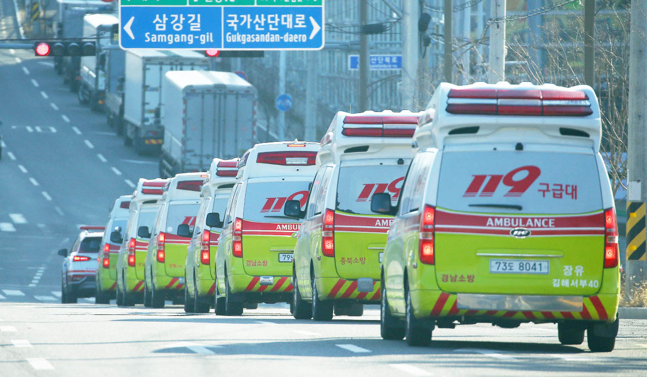 Xe cứu thương tại thành phố&nbsp;Daegu hôm 23/2. Ảnh: Yonhap News