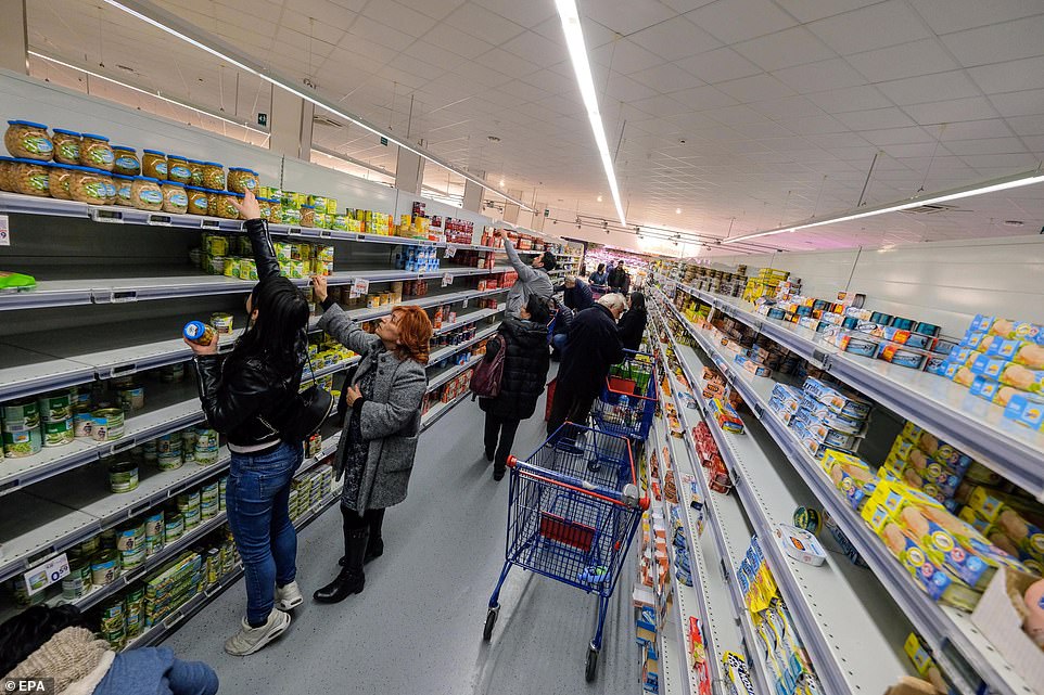 Người dân Italia ở Sicily đổ xô ra siêu thị mua hàng hóa vì lo ngại khu vực sẽ bị phong tỏa.
