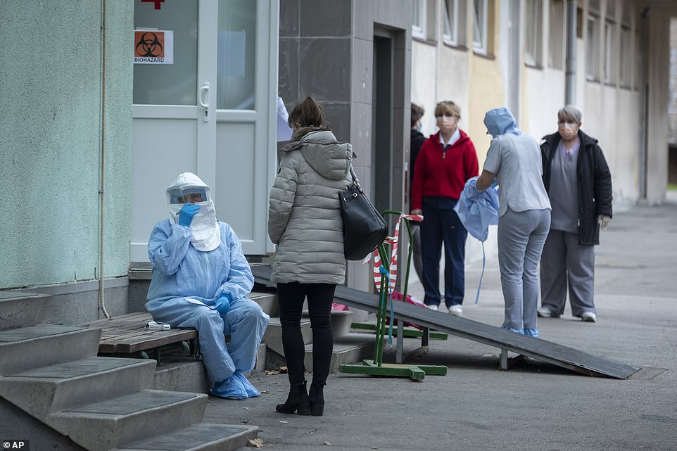 Nhân viên y tế mặc đồ bảo hộ ở Zagreb, Croatia.