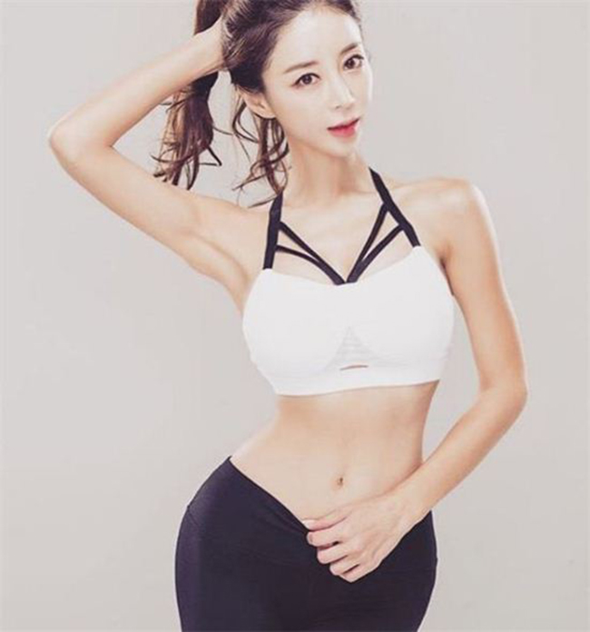 Vòng eo &#34;con kiến&#34; của Won Ja Hyun được khen ngợi hết lời.