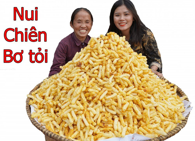 Trước đó, cô gái này cũng từng xuất hiện trong clip làm món nui chiên bơ tỏi của bà Tân.