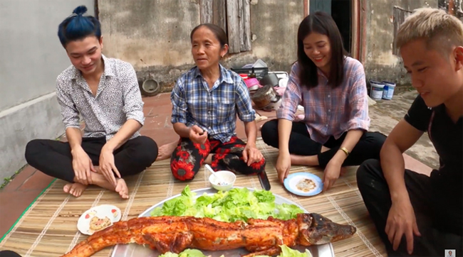 Nhiều bình luận của cư dân mạng cho rằng đây có thể là người yêu của con trai bà Tân, số khác lại chỉ đích danh đó là cô con gái tên Lương. Không ít ý kiến khen ngợi nhan sắc của cô gái này.