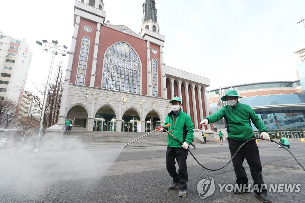 Nhà thờ&nbsp;Myungsung ở thủ đô Seoul của Hàn Quốc được khử trùng sau khi một mục sư của nhà thờ được xác nhận dương tính với virus Corona chủng mới. Ảnh: Yonhap News
