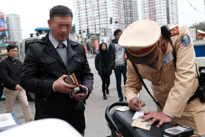 Tới đây, người dân tại năm tỉnh, TP sẽ được thí điểm nộp phạt giao thông trực tuyến. Ảnh: TP