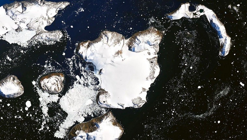 Ảnh chụp vệ tinh đảo Eagle ngày 4.2...(Ảnh: NASA)