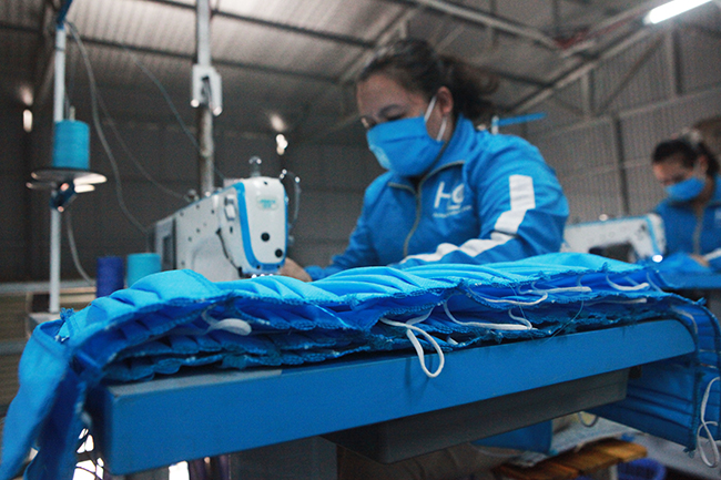 Để sản xuất kịp số lượng khẩu trang phục vụ người dân,&nbsp;các công nhân tại xưởng phải làm việc đến 22h, thậm chí có hôm làm đến 12h đêm