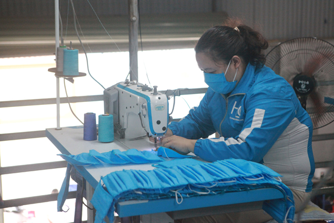 Những công nhân làm việc với tinh thần vì cộng đồng, họ rất vui với việc làm đầy&nbsp;ý nghĩa này