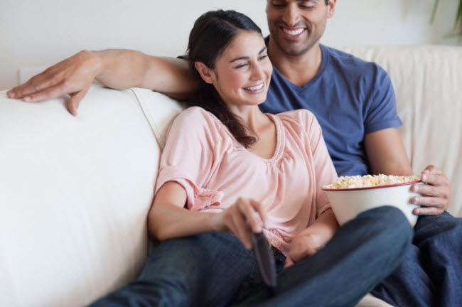 Dành sự chú ý cho bạn tình: Việc dành sự chú ý cho người bạn đời khi cô ấy hay anh ấy bước vào phòng có tác dụng hâm nóng tình cảm của hai người. Bạn cũng có thể nghĩ ra một số trò chơi vui vẻ chỉ riêng của hai vợ chồng.
