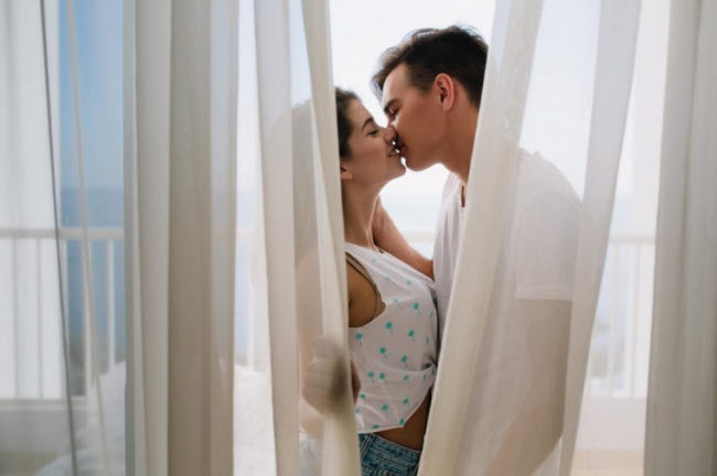 Đừng từ chối lẫn nhau: Việc thường xuyên từ chối “chuyện ấy” hoàn toàn không tốt cho quan hệ vợ chồng, bởi vì một trong hai người có thể trở nên tức giận và lãnh đạm. Hãy cố gắng cởi mở với nhau về chuyện chăn gối của hai người. Quan hệ tình dục càng thường xuyên, bạn càng có hứng thú với chuyện đó.
