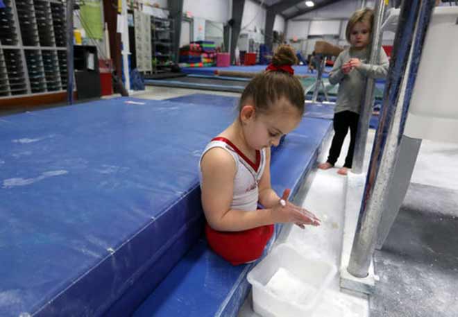 Thế giới sửng sốt: Bé gái 8 tuổi không chân gặt HCV thể dục nghệ thuật liên tục - 3