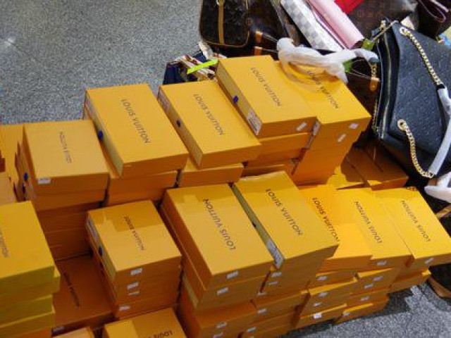 Thị trường - Tiêu dùng - Hàng hiệu Louis Vuitton, Chanel, Gucci, Rolex nhái bị phát hiện ở The Manor Hà Nội