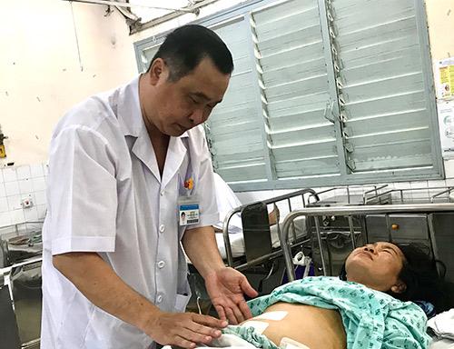 Ngày Thầy thuốc Việt Nam: Chuyện vị bác sĩ năn nỉ bệnh nhân chữa bệnh - 1