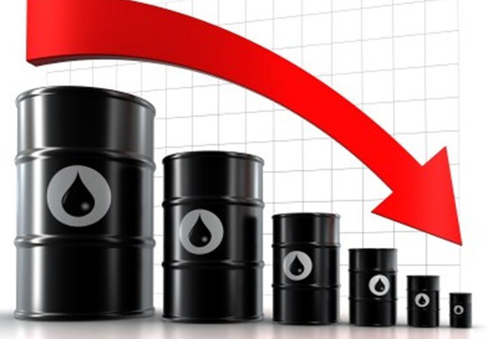 Giá xăng dầu tiếp tục lao dốc gần 3%