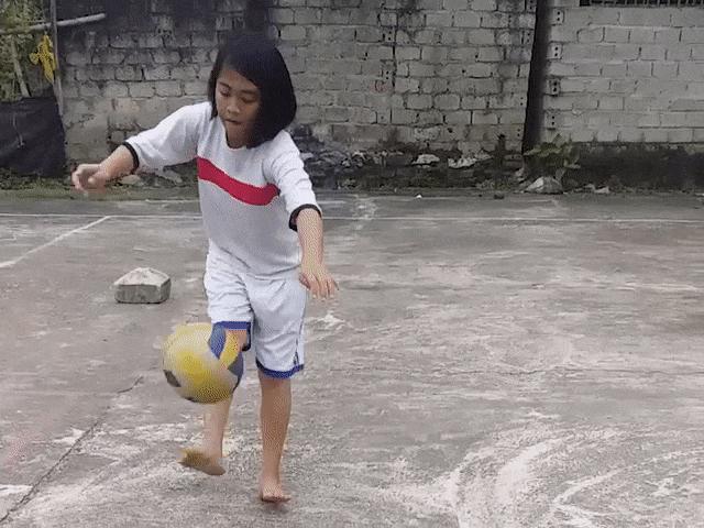 Bạn trẻ - Cuộc sống - Bé gái xứ Nghệ tâng bóng 700 lần, ngôi sao ĐT Việt Nam bình luận bất ngờ