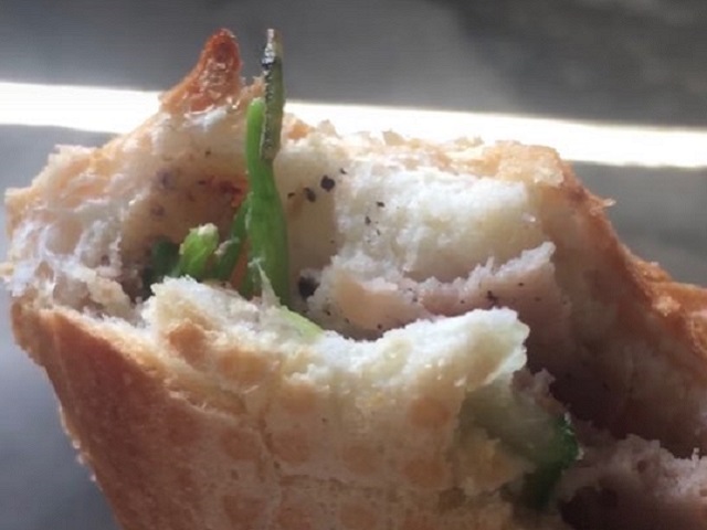 Bạn trẻ - Cuộc sống - Chàng trai ăn bánh mỳ suýt ngất vì phát hiện con sâu đang bò bên trong