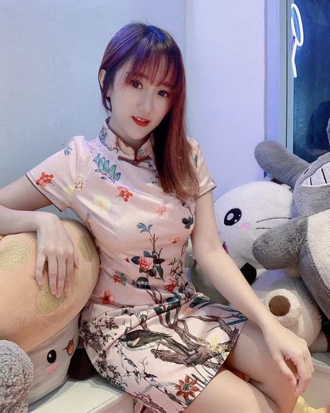 Dịp Tết Nguyên đán vừa qua, Dương Hồng Linh gây chú ý khi diện bộ sườn xám khoe vóc dáng gợi cảm và nhận được cơn mưa lời khen của fan.
