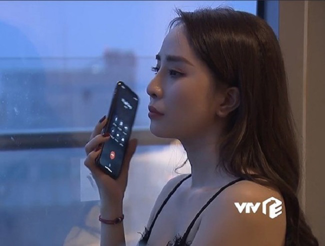 Với phim &#34;Về nhà đi con&#34;, &#34;sạn&#34; bị phát hiện khi nhân vật Nhã &#40;Quỳnh Nga&#41; gọi điện cho đồng bọn nhưng màn hình điện thoại lại hiện lên tên người được gọi là phía Vũ &#40;Quốc Trường&#41;, trong khi ở tình huống đó Nhã đang muốn hãm hại Vũ.