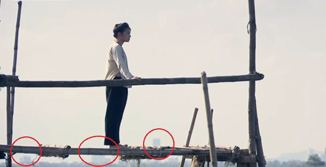 Trong phim "Thương nhớ ở ai", bối cảnh phim là nông thôn Việt Nam xưa nhưng hình ảnh những cột nhà chọc trời hiện ở phía xa vô tình lọt vào khung hình.