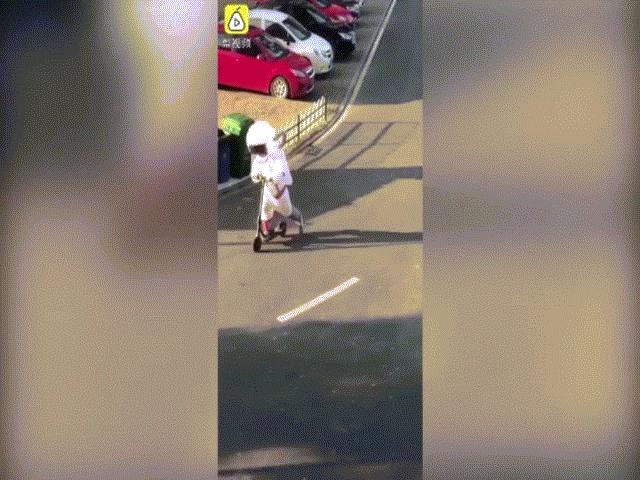 Phi thường - kỳ quặc - Video: Người đàn ông TQ mặc đồ phi hành gia ra đường giữa dịch Covid-19