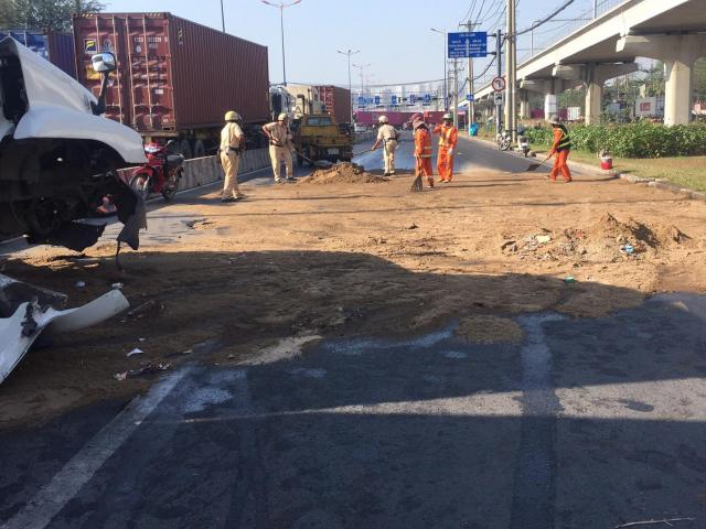 Tin tức trong ngày - CSGT đội nắng rải cát lên dầu nhớt, dọn đường cho dân đi