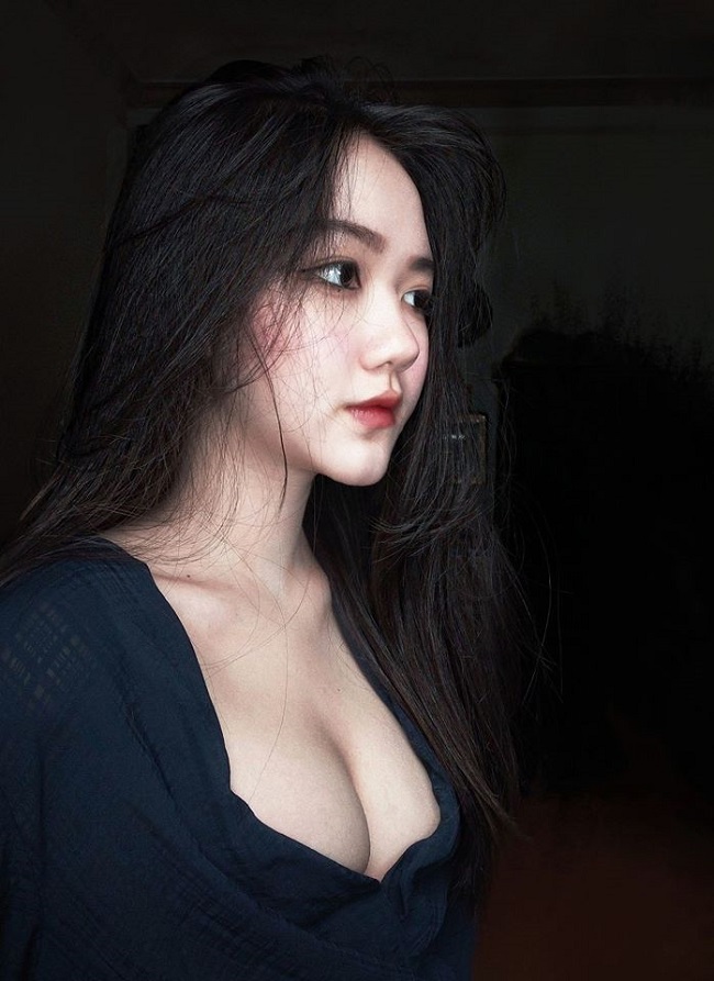 Ngoại hình xinh xắn chính là cơ duyên giúp Thoại Nghi trở thành mẫu ảnh từ bé. Ngày thường cô nàng ăn mặc phù hợp với lứa tuổi teen của mình, đi học thì diện đồng phục. Thế nhưng khi chụp ảnh mẫu thì theo concept được yêu cầu. Khi đi biểu diễn ca nhạc, Thoại Nghi sẽ lựa chọn những bộ đồ bắt mắt hơn, tôn lên dáng vóc hoặc phù hợp xu hướng.&nbsp;