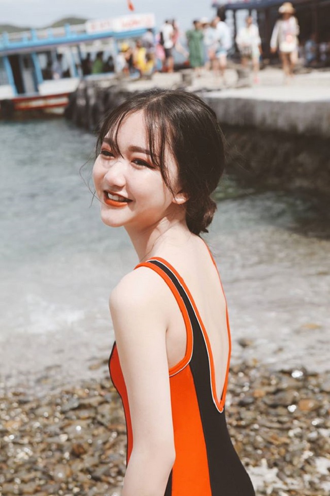 Thoại Nghi giờ trang điểm rất thành thạo. Bình thường đi diễn, cô vẫn tự trang điểm và lên đồ cho mình. Dùng son phấn từ nhỏ nhưng cô nàng được bố mẹ ủng hộ. Trái lại, có&nbsp;nhiều người đàm tiếu, chỉ trích việc trang điểm đậm của Thoại Nghi. Họ cho rằng, điều đó khiến cô trông già trước tuổi và không phù hợp với một học sinh.