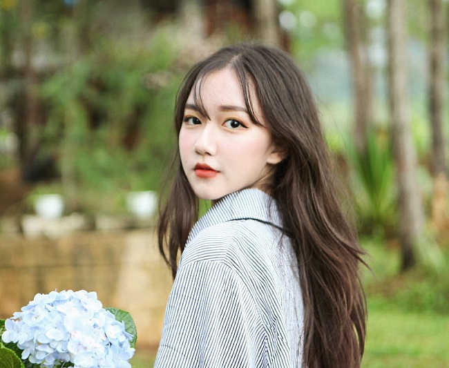 Vì dậy thì quá thành công, Thoại Nghi từng bị người khác nghi ngờ phẫu thuật thẩm mỹ chỉnh sửa gương mặt. Tuy nhiên, cô khẳng định gương mặt mình là tự nhiên 100%. Cô nàng không cố thanh minh vì có nói ra cũng bị người khác chê bai là nói dối.&nbsp;