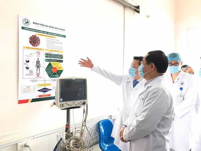 Tân Bí thư Thành ủy Hà Nội Vương Đình Huệ thăm động viên các bác sĩ, cán bộ tại Bệnh viện Đa khoa Đức Giang vào sáng 27/2.