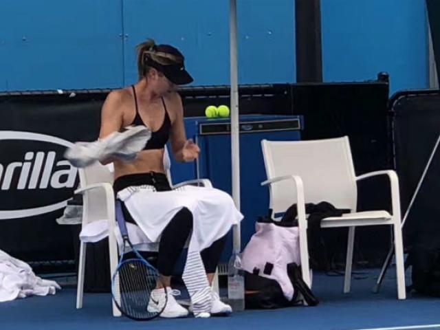 Thể thao - Khoảnh khắc Sharapova gây "đỏ mặt" nhất: Cởi áo giữa thanh thiên bạch nhật