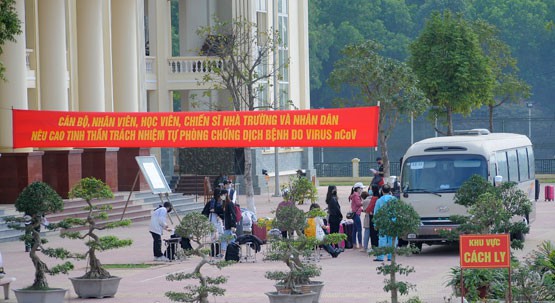 Nhiều chuyến xe đưa người về khu cách ly tập trung ở Trường Quân sự (Sơn Tây, Hà Nội) - Ảnh: Dân việt