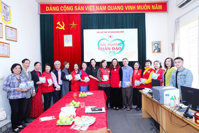 HH Phạm Bích Thủy, CEO Nguyễn Thị Thanh tặng khẩu trang cho hội CTĐ quận Hoàn Kiếm