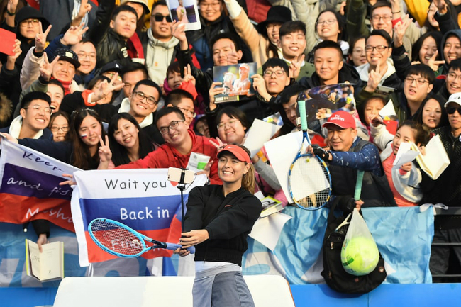 Sharapova chụp ảnh "tự sướng" để ăn mừng cùng các fan sau khi thắng Timea Bacsinszky ở vòng 1 Shenzen Open (Thâm Quyến Mở rộng). Đây cũng là trận đánh đơn thứ 800 trong sự nghiệp của kiều nữ người Nga.
