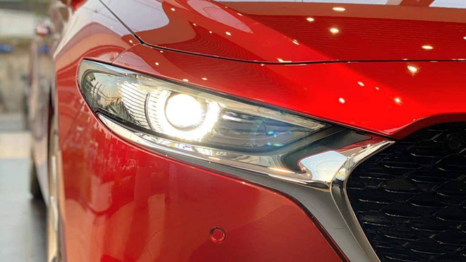 Cụm đèn trước trên Mazda3 2020 được trang bị công nghệ LED