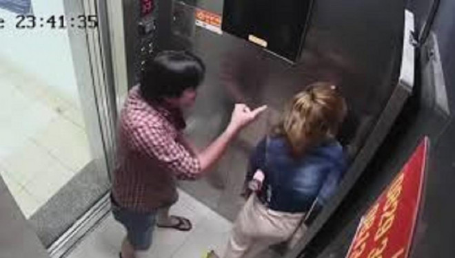 Hải đánh bạn gái trong thang máy chung cư. (Ảnh cắt từ clip).